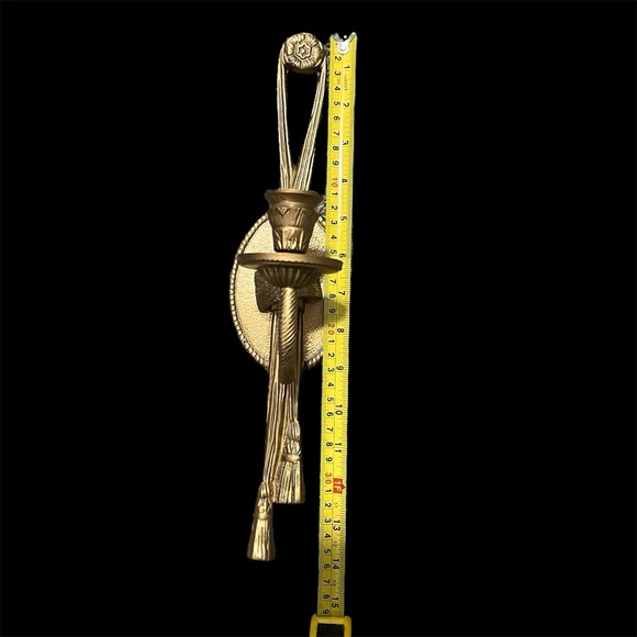 Vintage Heavy Brass wall candle sconce tassel, medallion sculpture - Picture 9 of 10